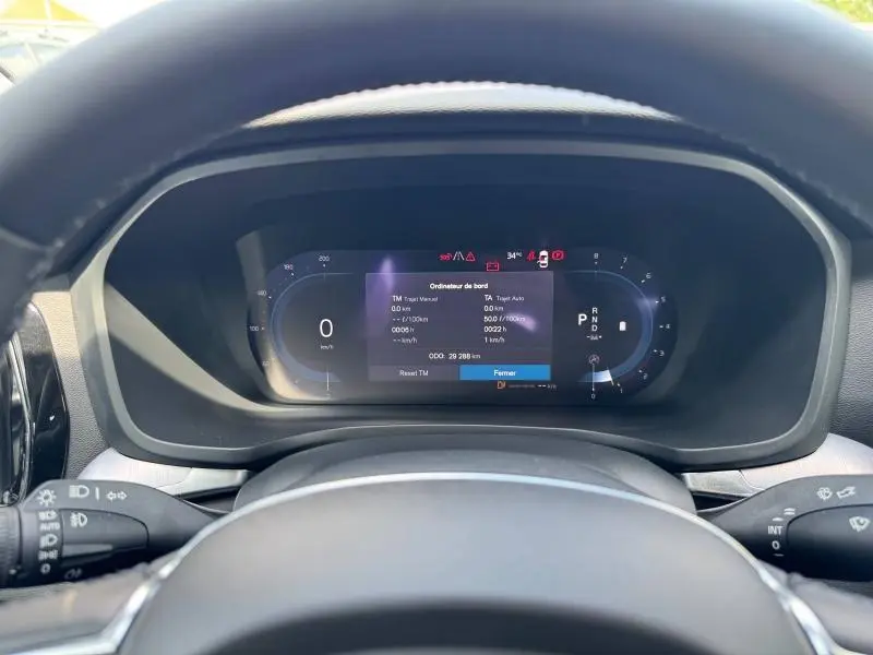 Vue rapprochée du tableau de bord numérique de la Volvo S60 gris Brume 2024, affichage multifonction et compteurs LED.