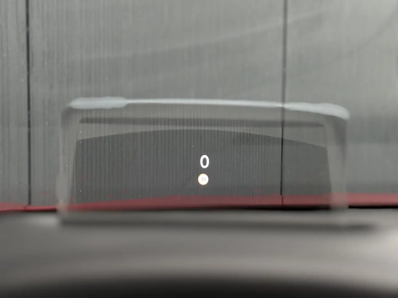 Affichage tête haute transparent montrant la vitesse et la limitation sur tableau de bord rouge Elixir de Citroën C4 Hybrid.