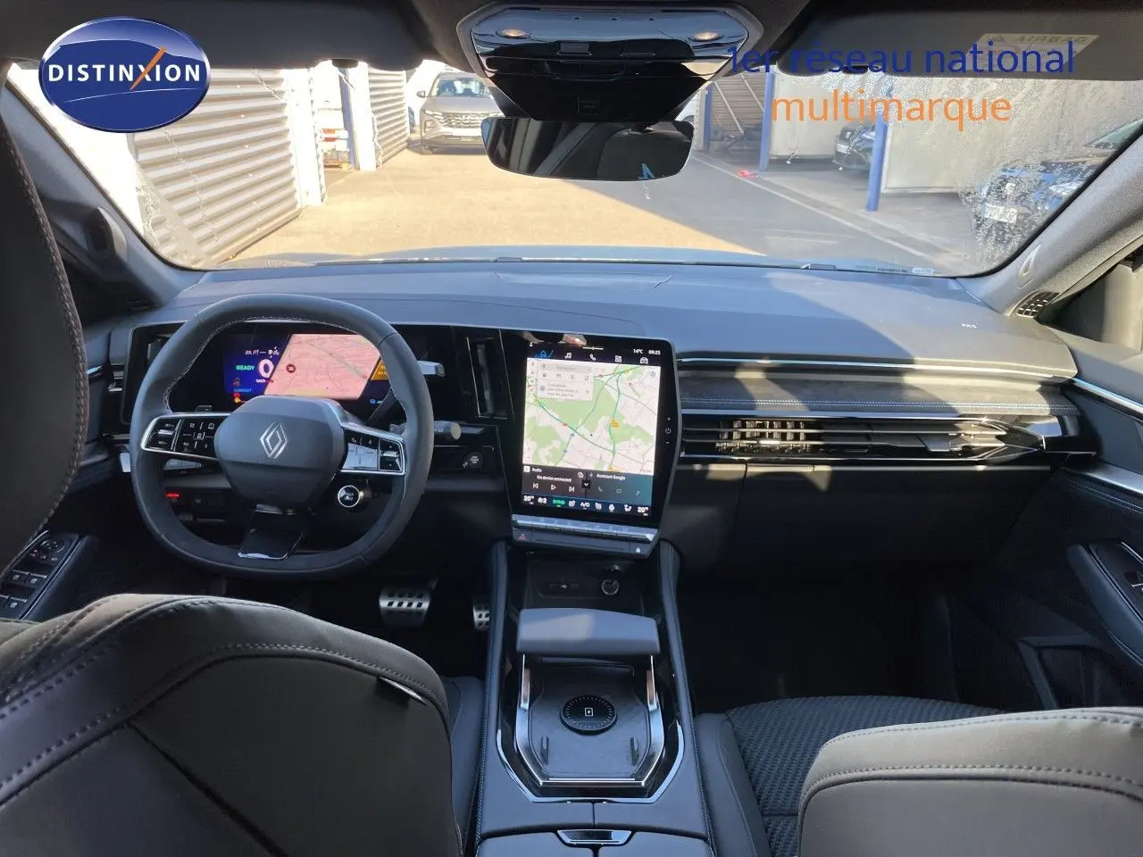 Vue intérieure avant du Renault Austral E-Tech noir étoile métal, avec tableau de bord digital et écran tactile central.