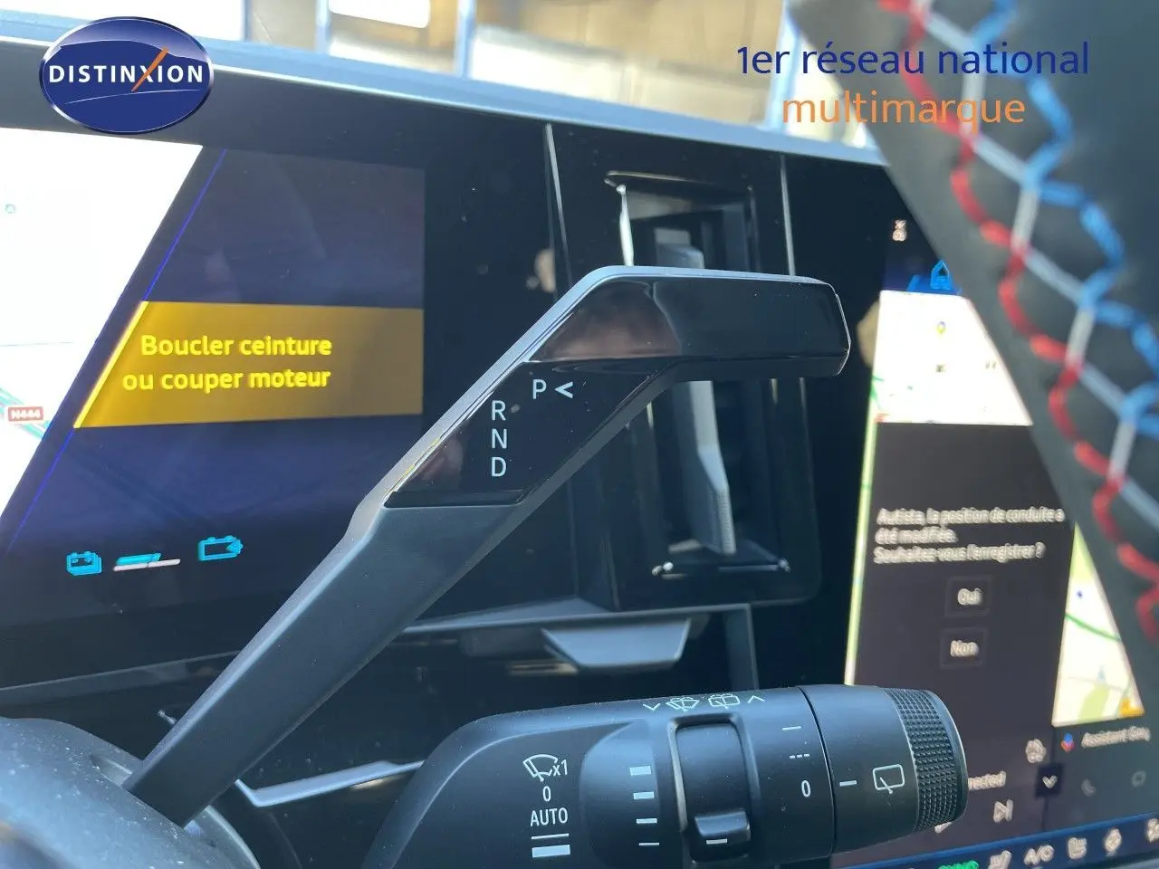 Le levier de vitesses automatique noir du Renault Austral E-Tech, avec tableau de bord digital en arrière-plan.