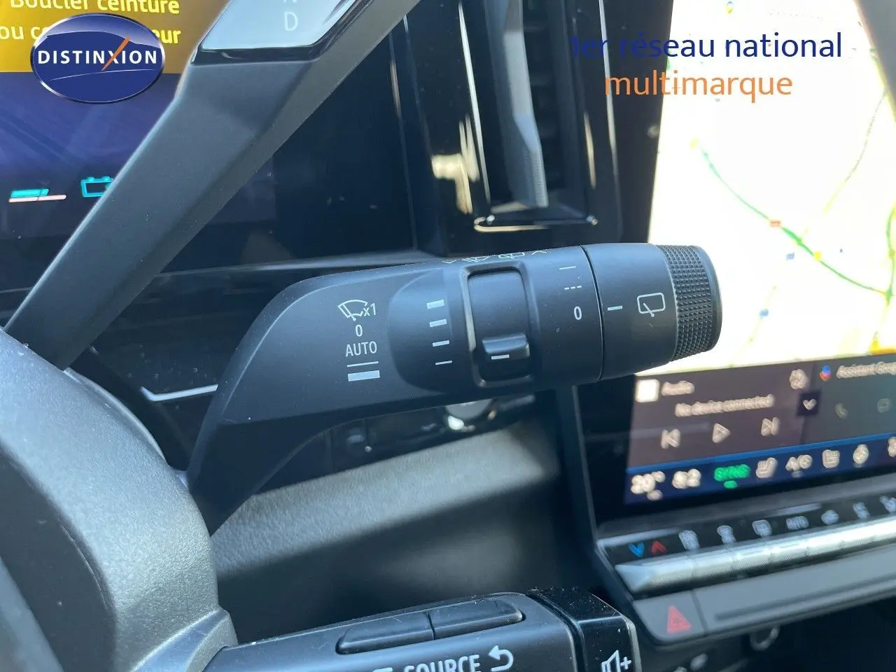 Gros plan sur la commande d’essuie-glace côté droit dans l’habitacle noir du Renault Austral E-Tech Full Hybrid 2026.