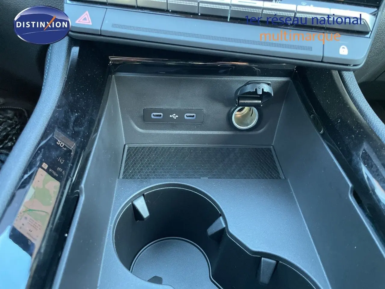 Vue rapprochée de la console centrale du Renault Austral noir étoile métal, montrant les ports USB et prise 12V.