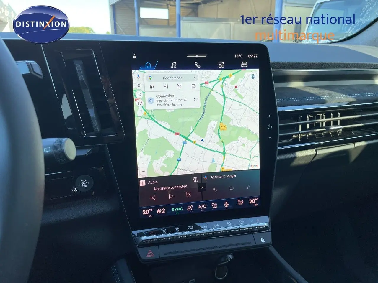 Vue intérieure du tableau de bord du Renault Austral E-Tech 2026, écran tactile central avec navigation affichée.