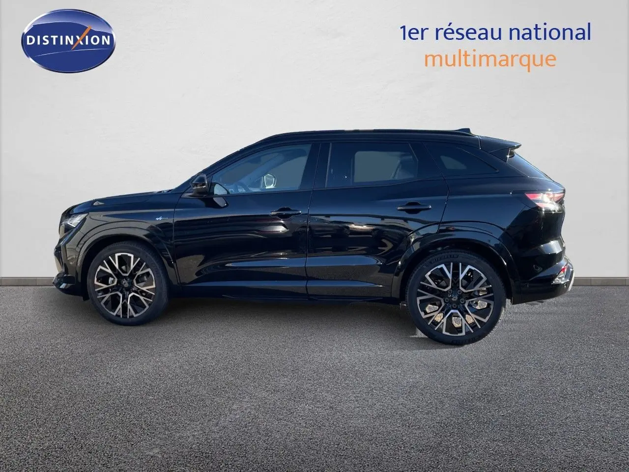 Profil droit du Renault Austral E-Tech Full Hybrid 200 Esprit Alpine noir étoile métal avec jantes alliage distinctives.