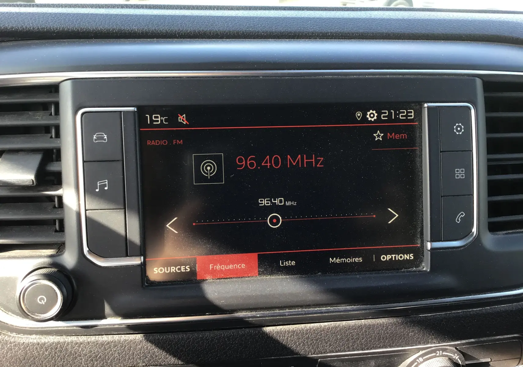 Écran tactile central du tableau de bord du Citroën Jumpy blanc 2021 affichant la radio FM à 96,40 MHz.