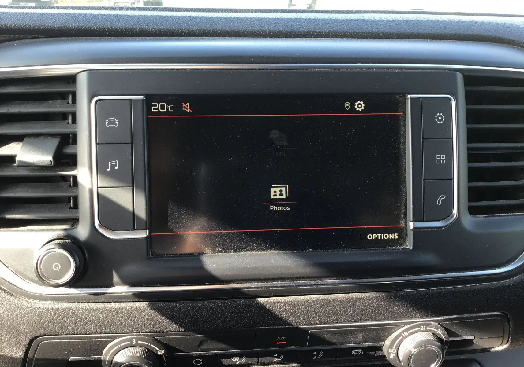 Écran tactile central du tableau de bord du Citroën Jumpy XL blanc 2021, avec commandes climatisation et boutons latéraux visibles.