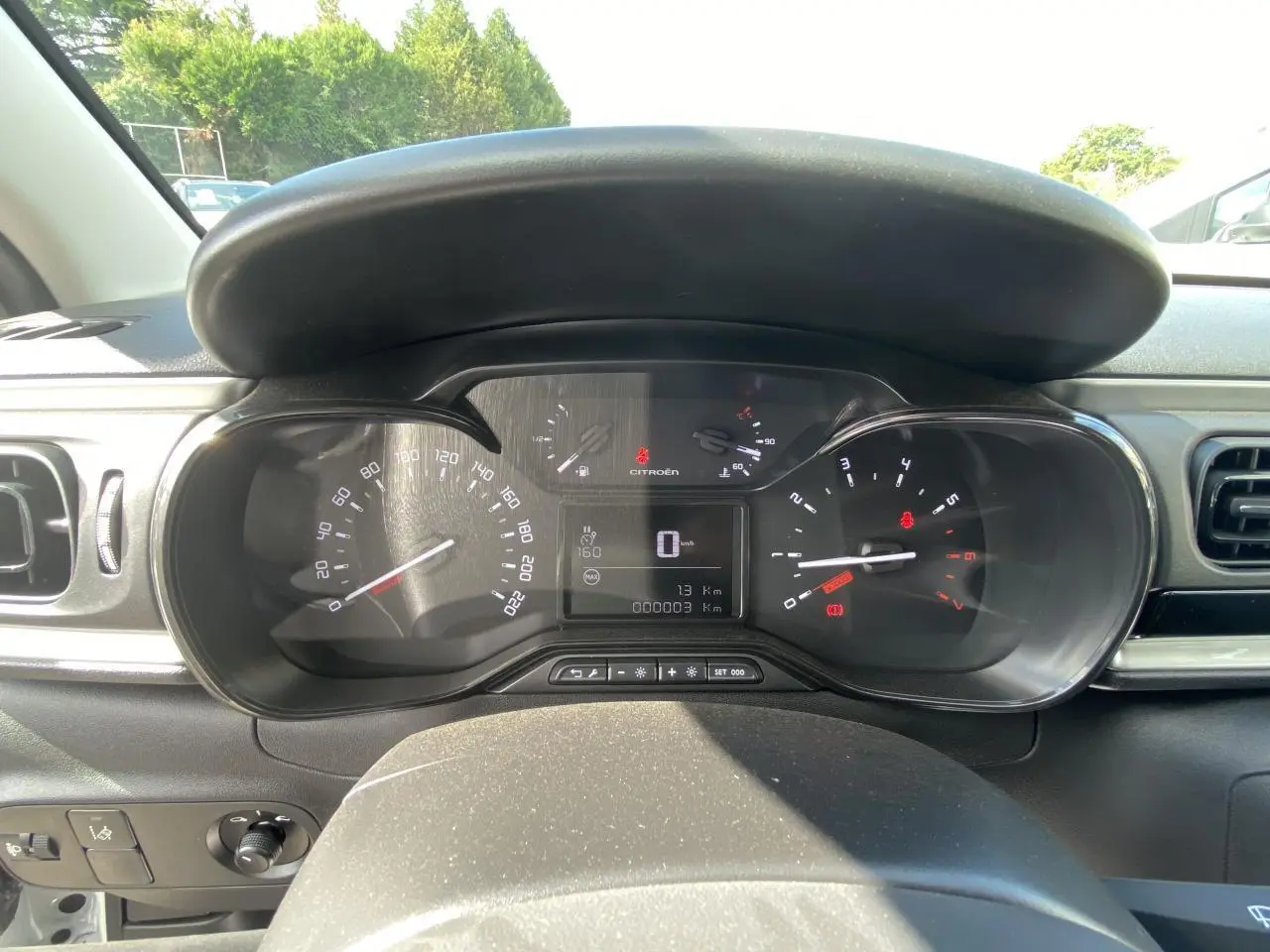 Vue rapprochée du tableau de bord de la Citroën C3 blanche 2022, affichant le compteur et l'odomètre à 3 km.