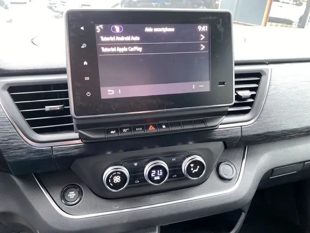 Tableau de bord du Renault Trafic L2H1 2025 avec écran tactile, commandes climatisation et finition noire moderne.