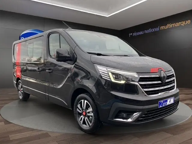 Renault Trafic Cabine Approfondie noir, vue 3/4 avant droit, jantes alu noires et barres de toit visibles.