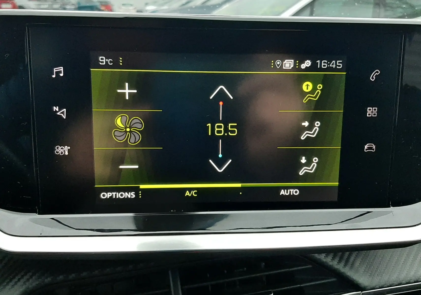 Écran tactile de la climatisation du Peugeot 2008 blanc nacré, affichant 18,5°C et réglages de ventilation.