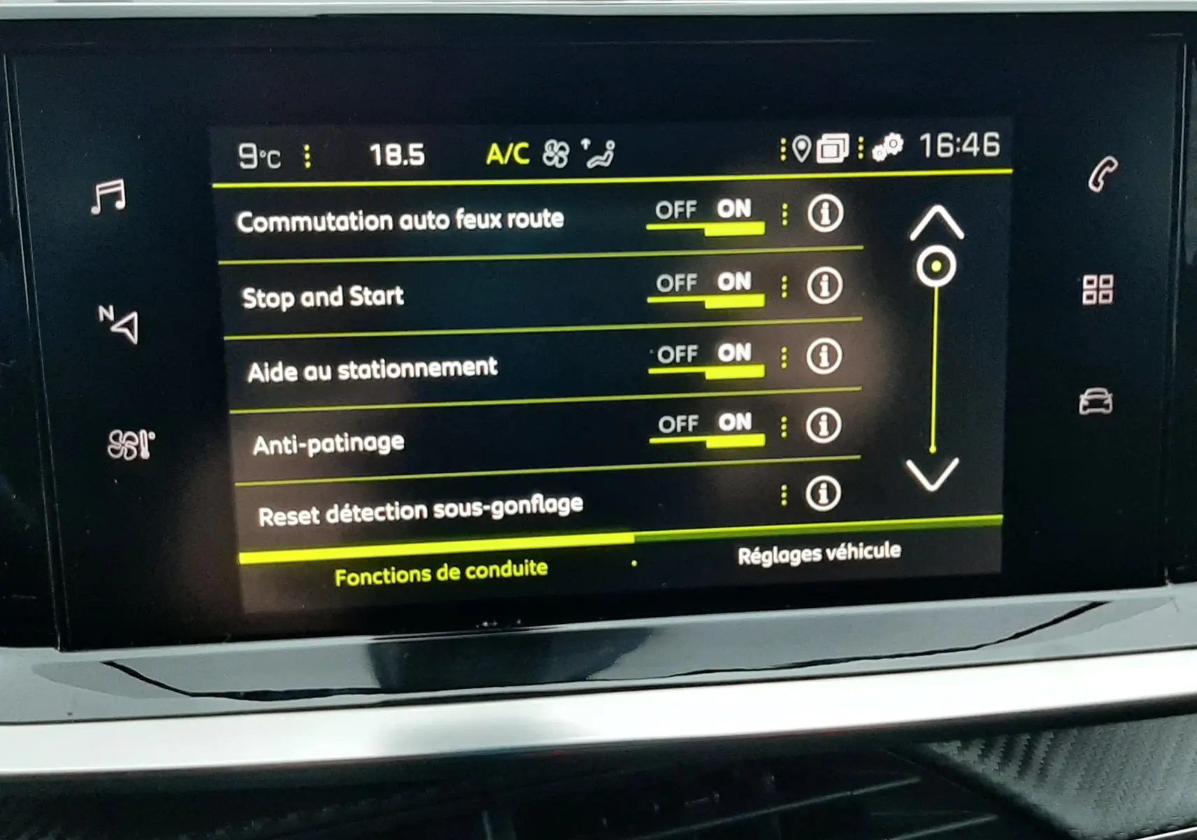 Écran tactile central du Peugeot 2008 2023 montrant les réglages d’aide à la conduite avec interface noire et texte jaune.