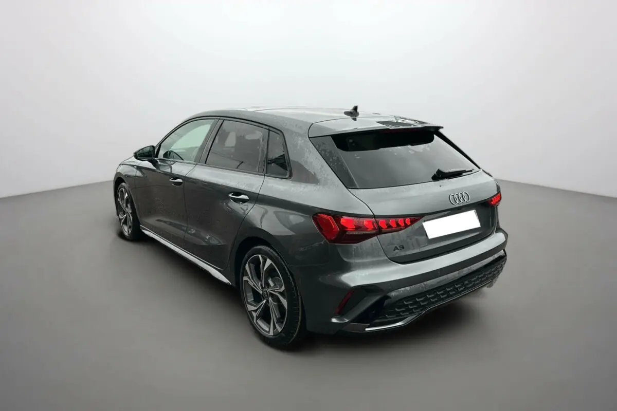 Audi A3 TFSI 150 Hybrid S-Line gris Daytona vue 3/4 arrière droit avec jantes alu 18 pouces et feux LED distinctifs