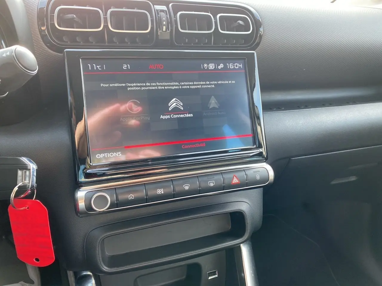 Vue rapprochée de la console centrale de la Citroën C3 Aircross 2022, écran tactile et commandes de climatisation visibles.