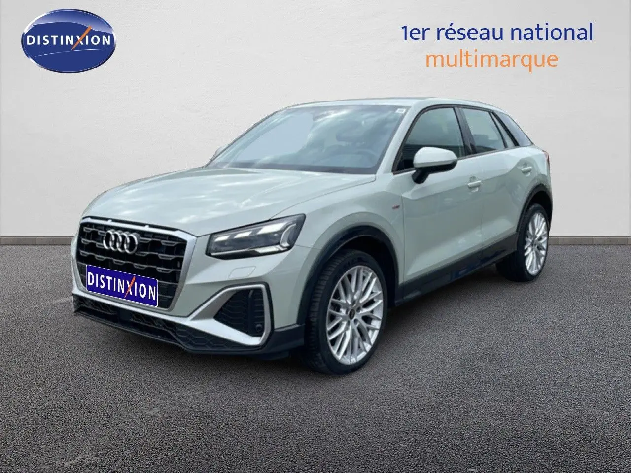 Audi Q2 35 2.0 TDI S-Line en argent rose métal, vue 3/4 avant droit avec jantes alliage 19 pouces.