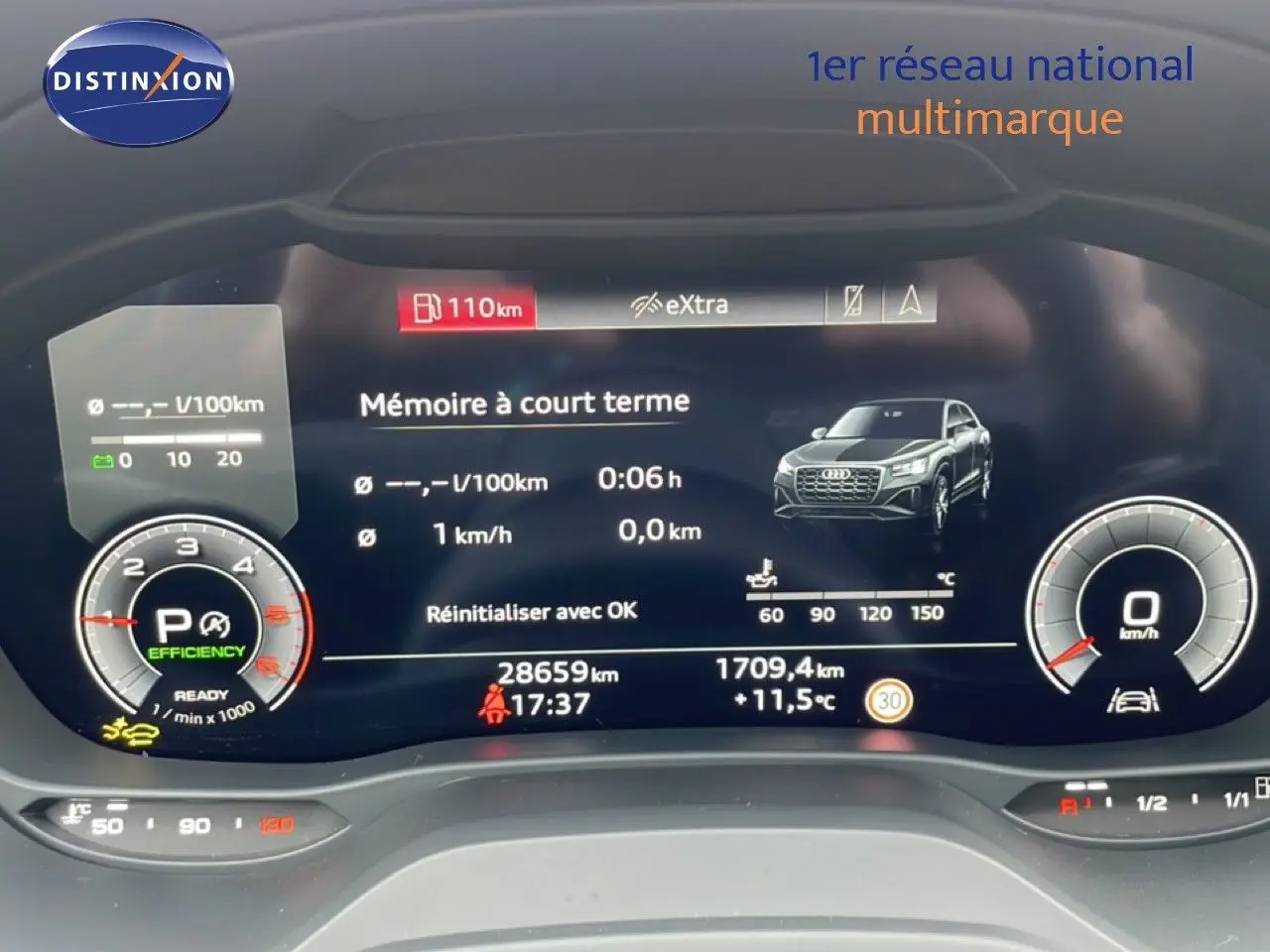 Tableau de bord numérique de l'Audi Q2 argent rose, affichant la consommation, vitesse et autonomie à 110 km.