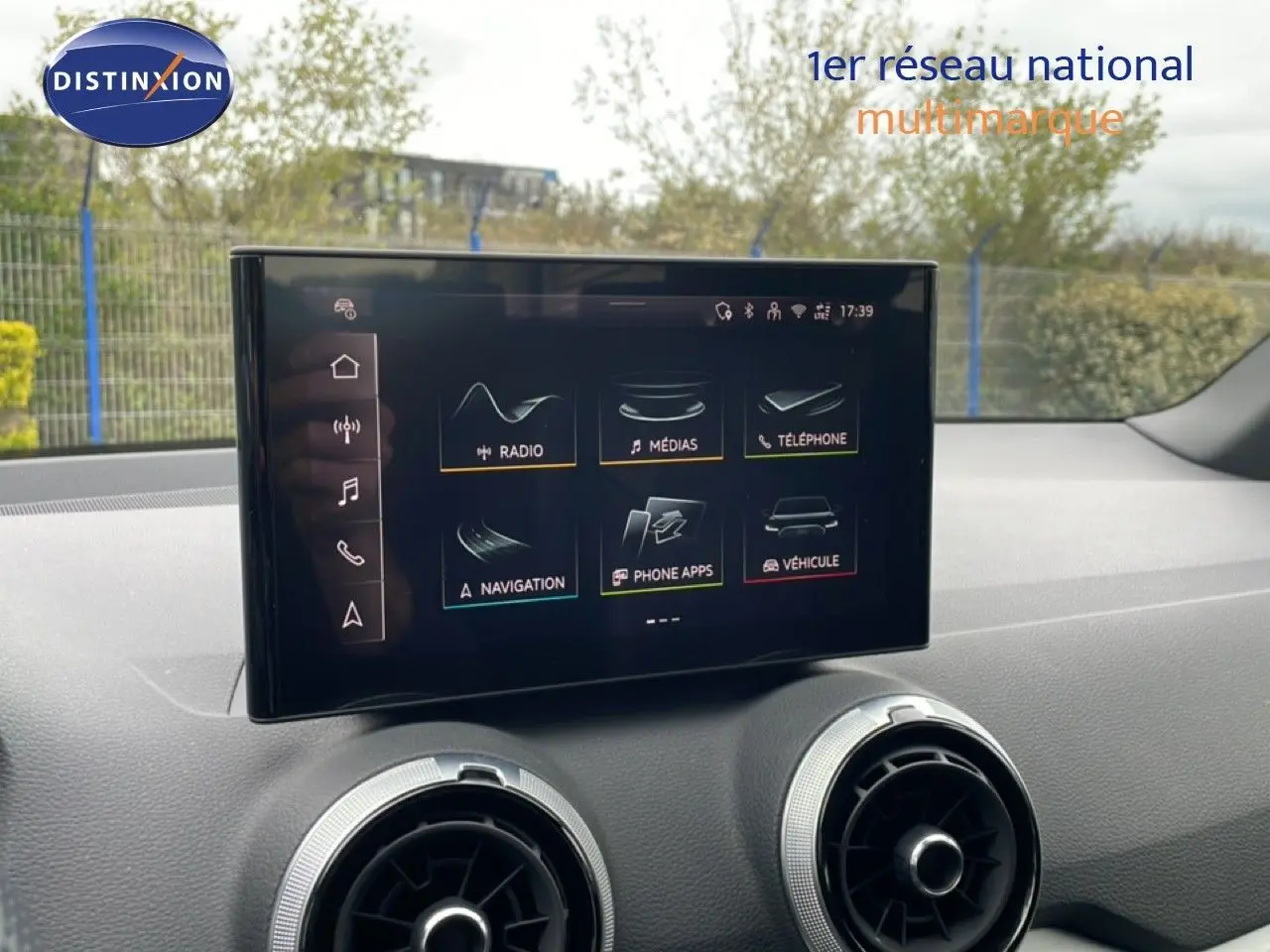 Écran tactile central de l'Audi Q2 35 2.0 TDI S-Line 2025, vue intérieure du tableau de bord gris.