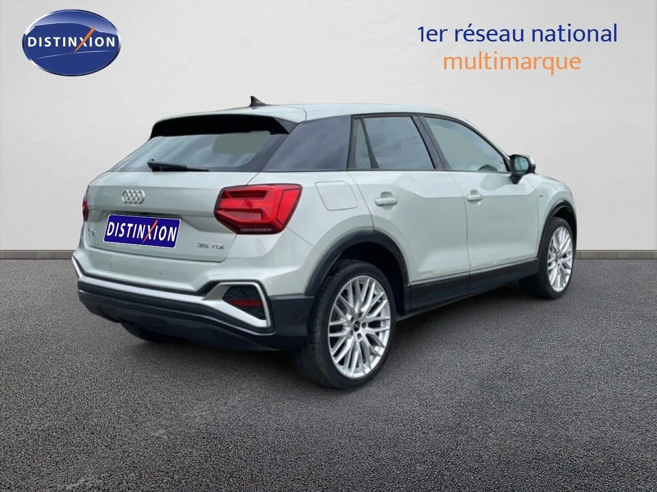 Audi Q2 35 2.0 TDI S-Line argent rose métal en 3/4 arrière droit, jantes alliage et toit noir contrasté.