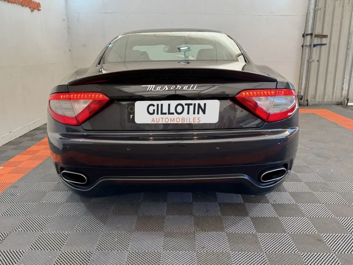 Vue arrière d'une Maserati Granturismo S 4.7 gris foncé avec feux LED et double sortie d'échappement ovale.