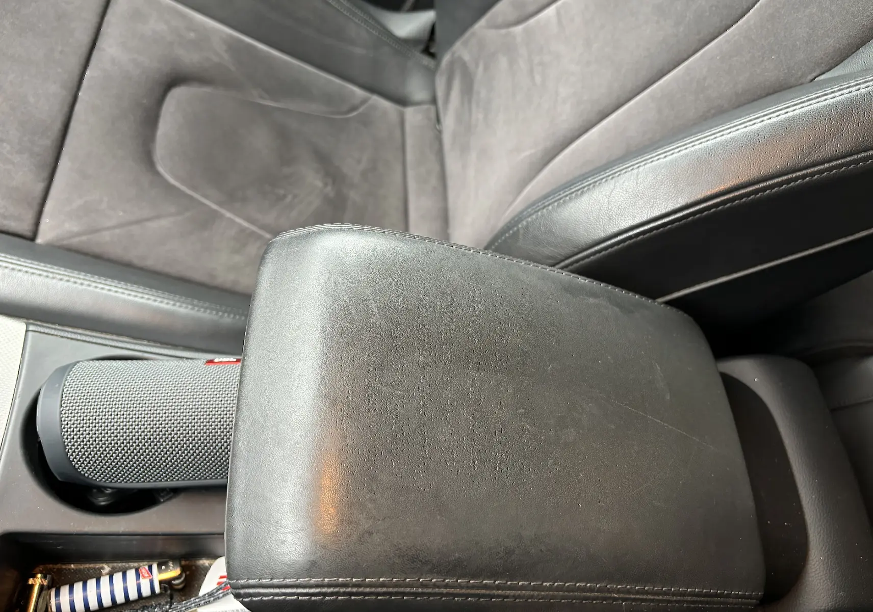 Accoudoir central en cuir noir et siège en alcantara gris foncé de l'Audi A5 Sportback 2013, vue intérieure rapprochée.