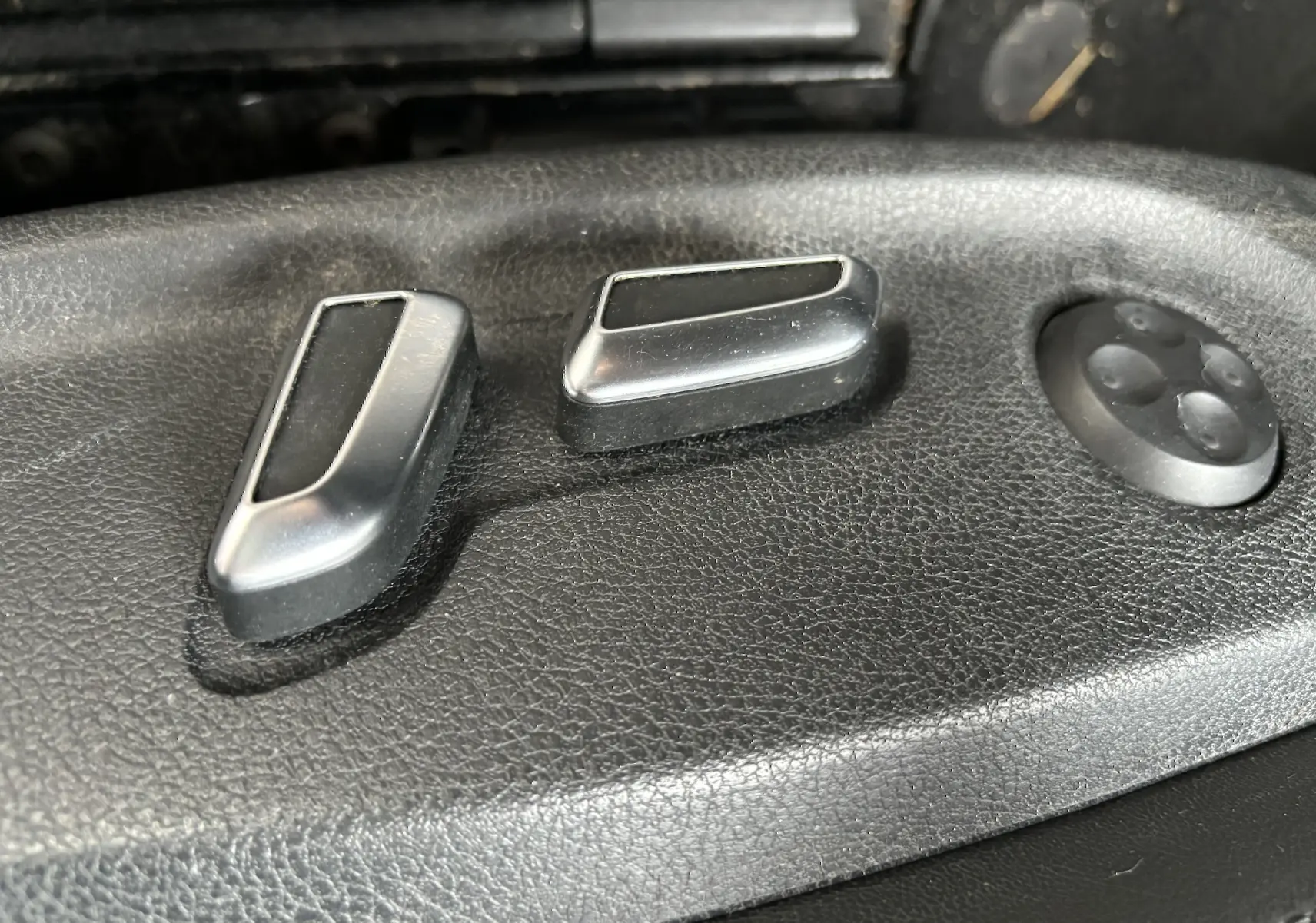 Gros plan sur les commandes de réglage électrique du siège en cuir noir de l'Audi A5 Sportback 2013.