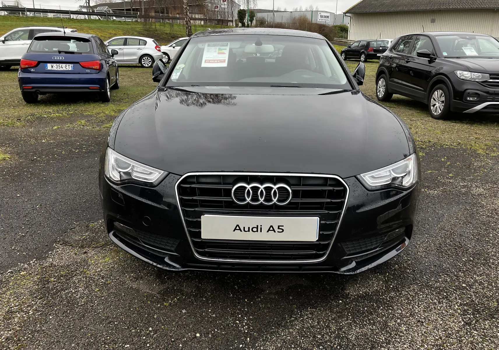 Vue de face d'une Audi A5 Sportback noire 2013 avec calandre chromée et phares LED distinctifs.