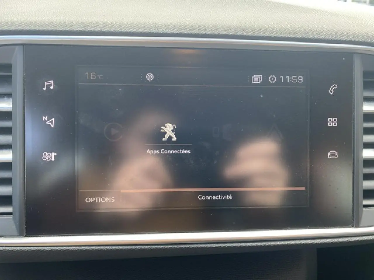 Écran tactile central du Peugeot 308 SW 2018 affichant le menu Apps Connectées dans un intérieur gris sobre.