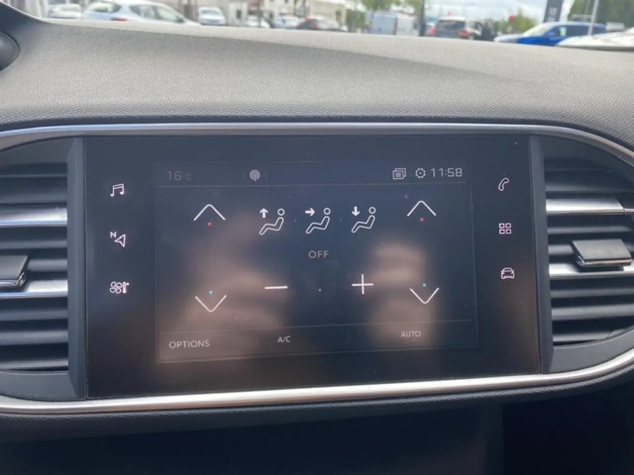 Écran tactile central du tableau de bord de la Peugeot 308 SW gris Hurricane, affichant les réglages de climatisation.