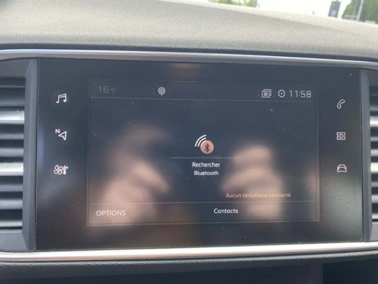 Écran tactile central de la Peugeot 308 SW 2018 affichant la recherche Bluetooth dans un intérieur sombre.