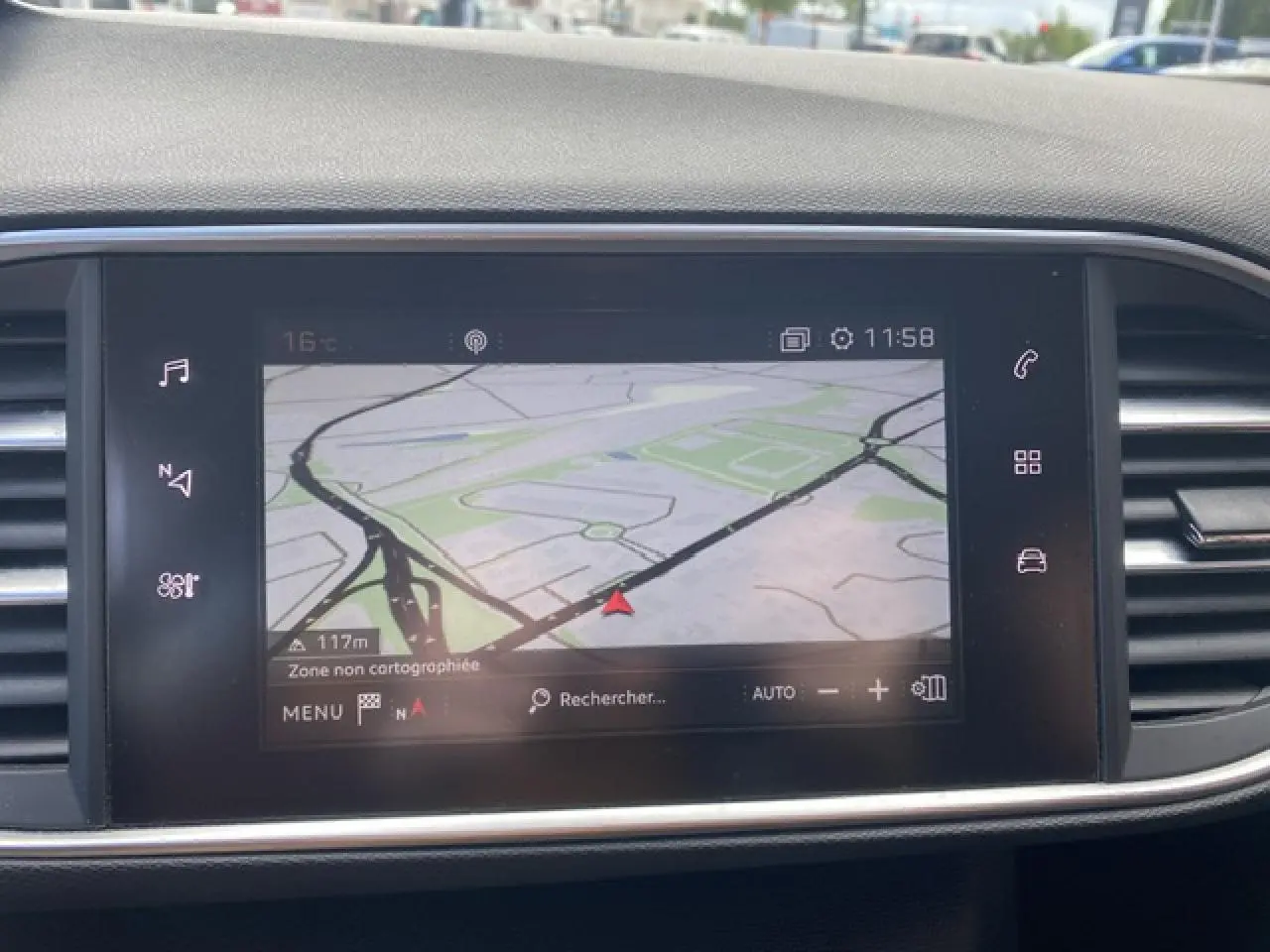 Écran tactile 9,7 pouces du tableau de bord du Peugeot 308 SW gris Hurricane montrant la navigation connectée.