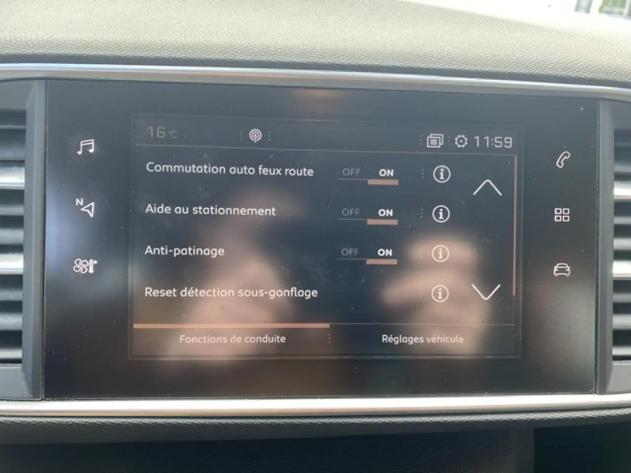 Écran tactile central de la Peugeot 308 SW affichant les réglages d’aide à la conduite et de stationnement.