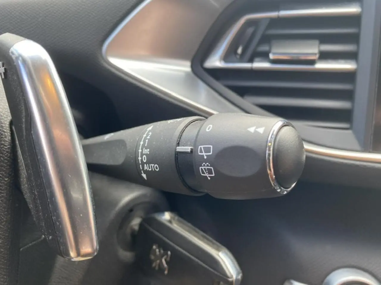 Gros plan sur la manette d’essuie-glace côté gauche du tableau de bord du Peugeot 308 SW gris Hurricane.