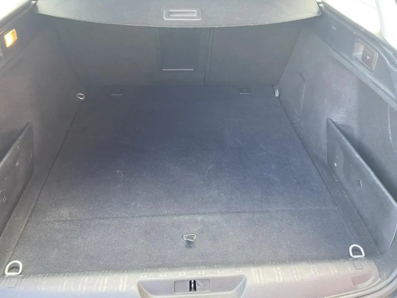 Coffre spacieux et vide de la Peugeot 308 SW 2018 en vue intérieure, soulignant son volume de chargement.