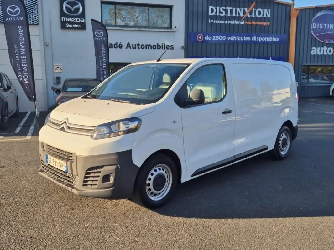 Fourgon blanc Citroën Jumpy L2H1 Diesel 2019 vu de 3/4 avant côté gauche, avec pare-chocs noir et jantes acier.