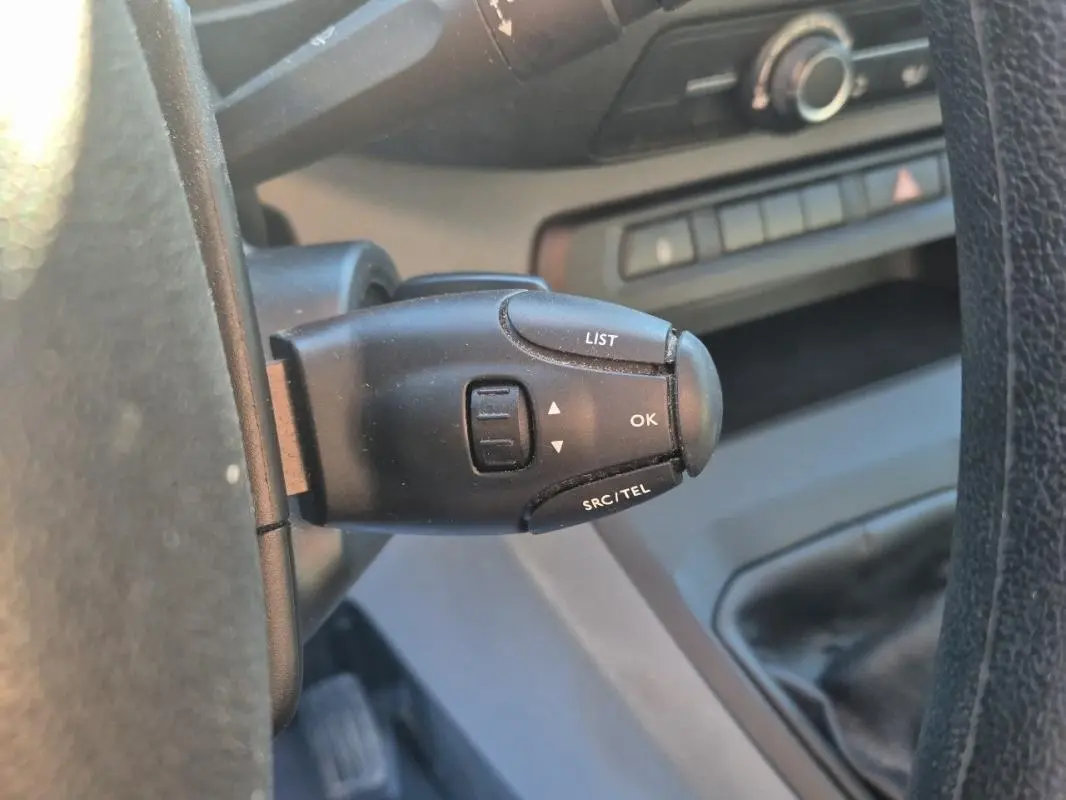 Gros plan sur la commande au volant du Citroën Jumpy blanc 2019, version fourgon L2H1 diesel, boîte manuelle.