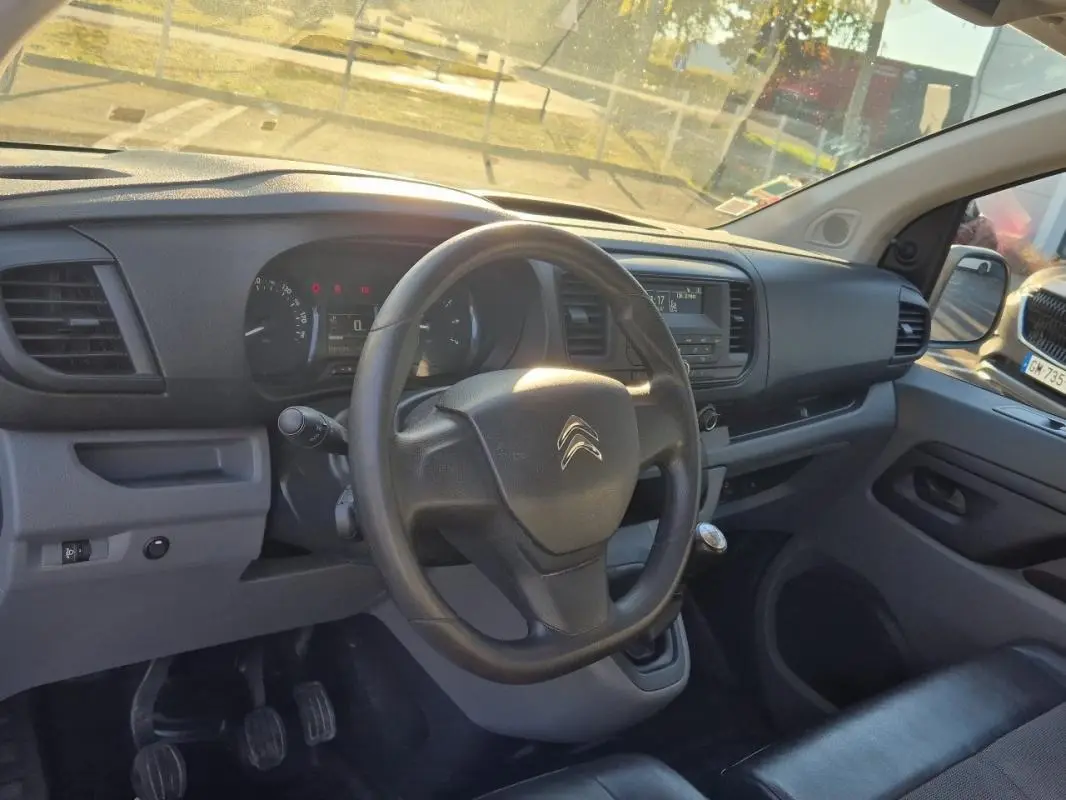 Vue intérieure du tableau de bord et volant du Citroën Jumpy blanc, version fourgon diesel 2019 avec boîte manuelle.