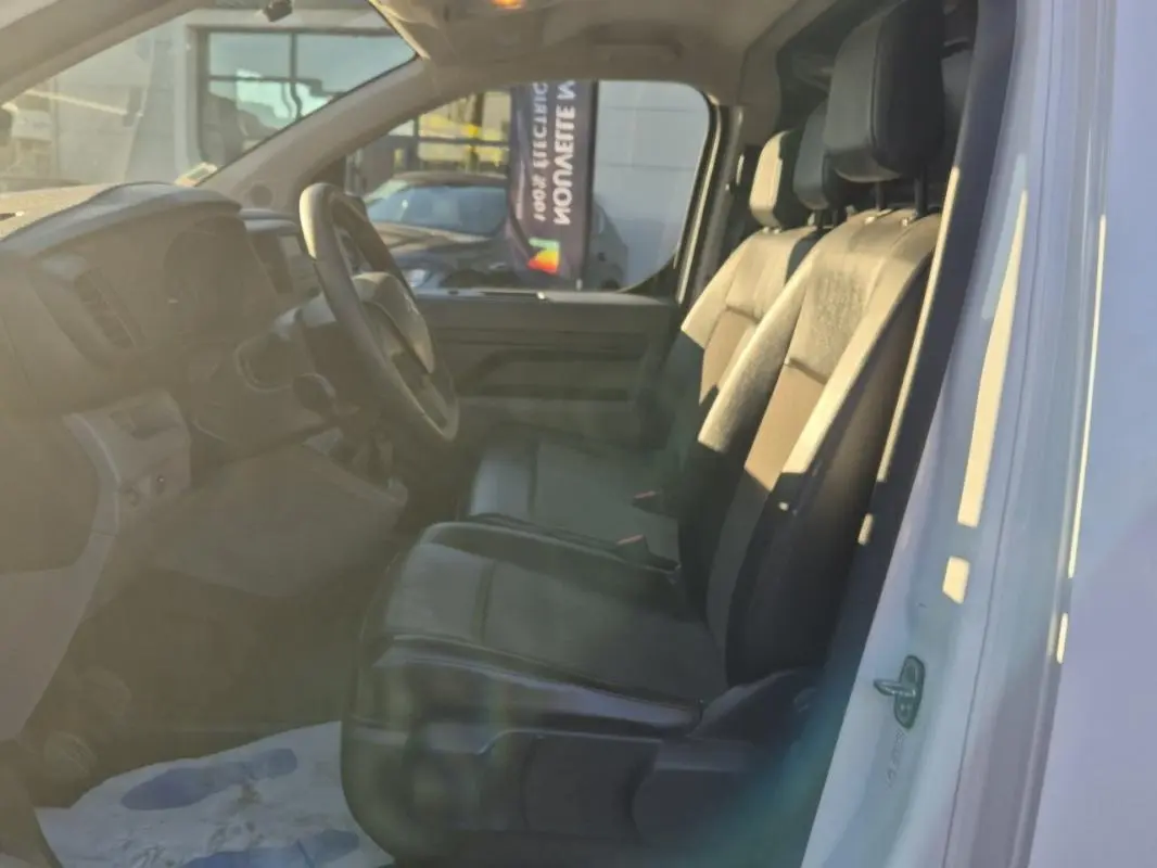 Intérieur du Citroën Jumpy blanc 2019, vue côté gauche montrant les sièges avant et le tableau de bord.