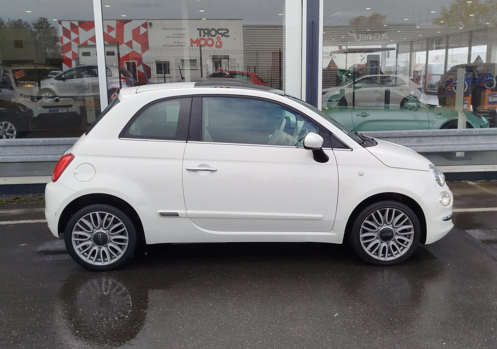 Profil droit d'une Fiat 500 Lounge 2017 en blanc Bossa Nova, avec jantes alliage et rétroviseurs blancs.