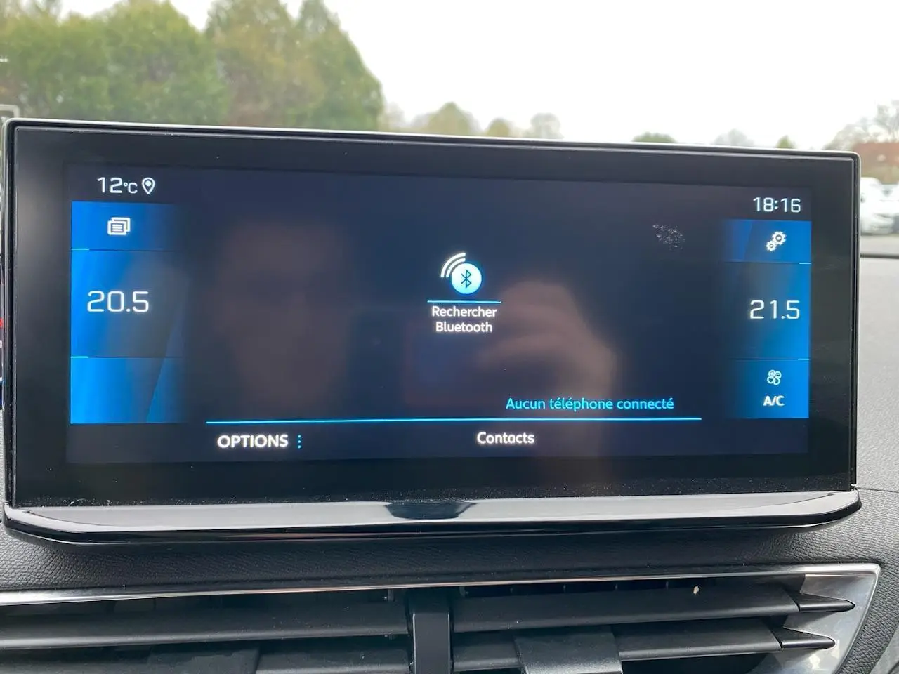 Écran tactile central du Peugeot 3008 gris platinium affichant la recherche Bluetooth et la température intérieure.