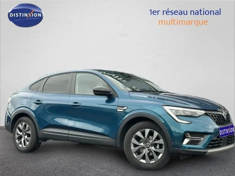 Vue 3/4 avant droit d'un Renault Arkana bleu Zanzibar 2025 avec calandre distinctive et jantes alliage.