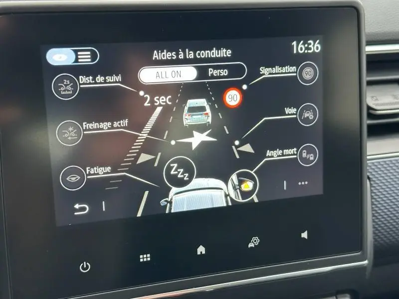 Écran tactile intérieur du Renault Arkana 2025 montrant les aides à la conduite et alertes en mode personnalisé.