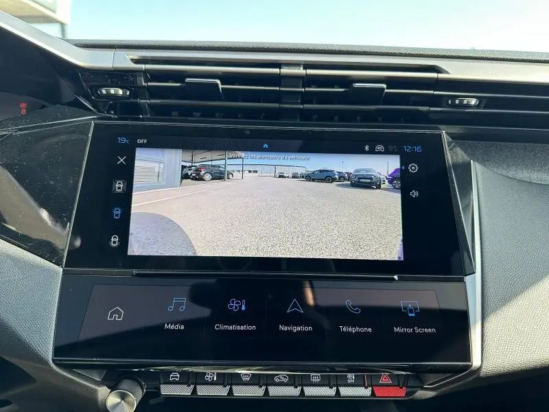 Écran tactile central affichant la caméra de recul dans l’habitacle de la Peugeot 308 gris Artense, vue intérieure frontale.