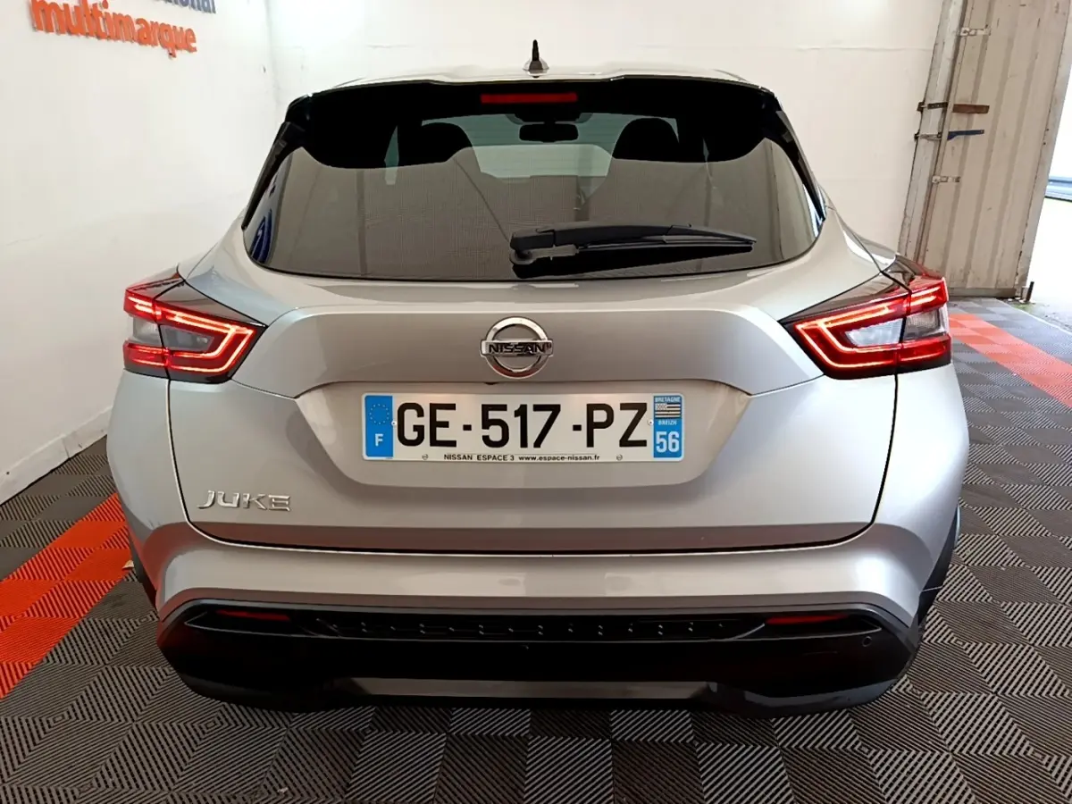 Vue arrière d'un Nissan Juke gris clair 2022 avec feux LED et plaque d'immatriculation française visible.