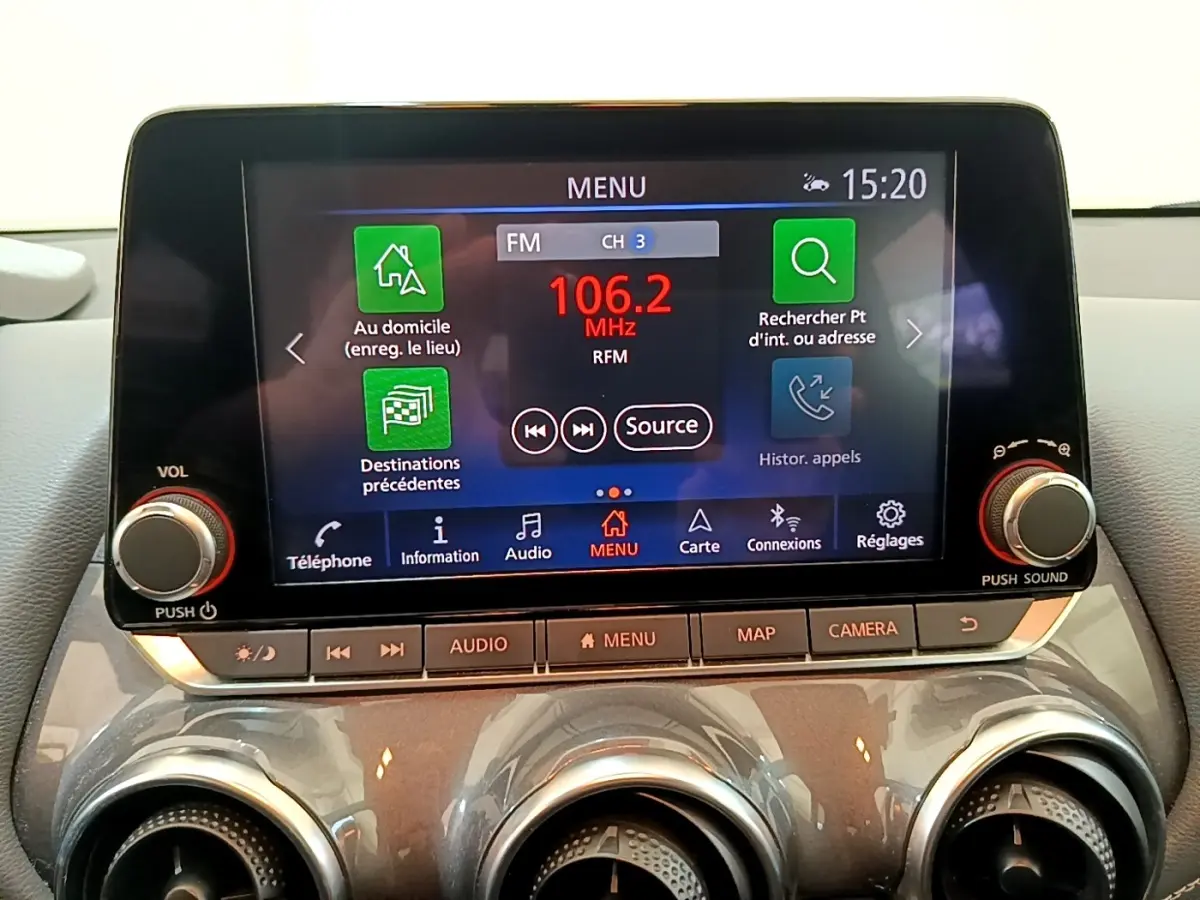 Écran tactile central 8 pouces du Nissan Juke Business+ 2022, avec commandes audio et climatisation visibles.