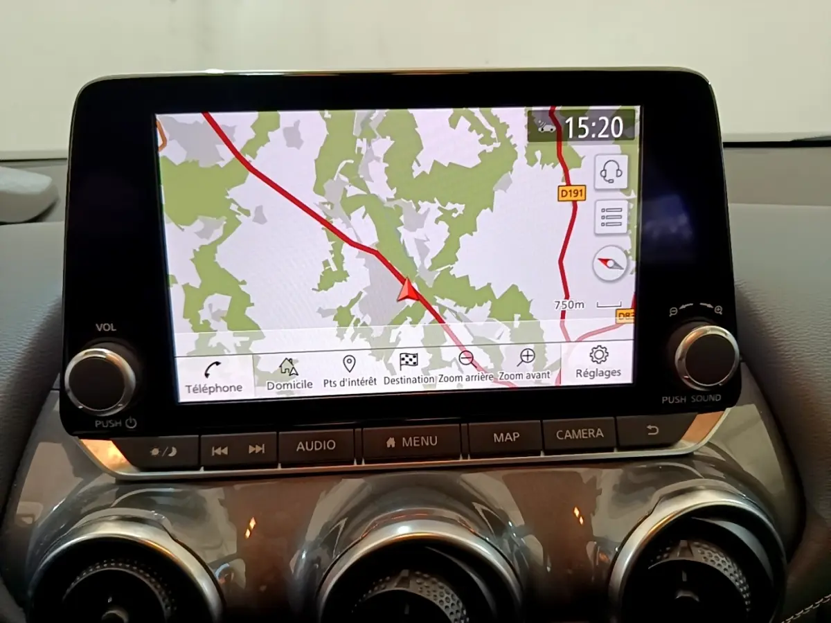 Écran tactile central du Nissan Juke 2022 affichant la navigation avec commandes audio et climatisation en dessous.