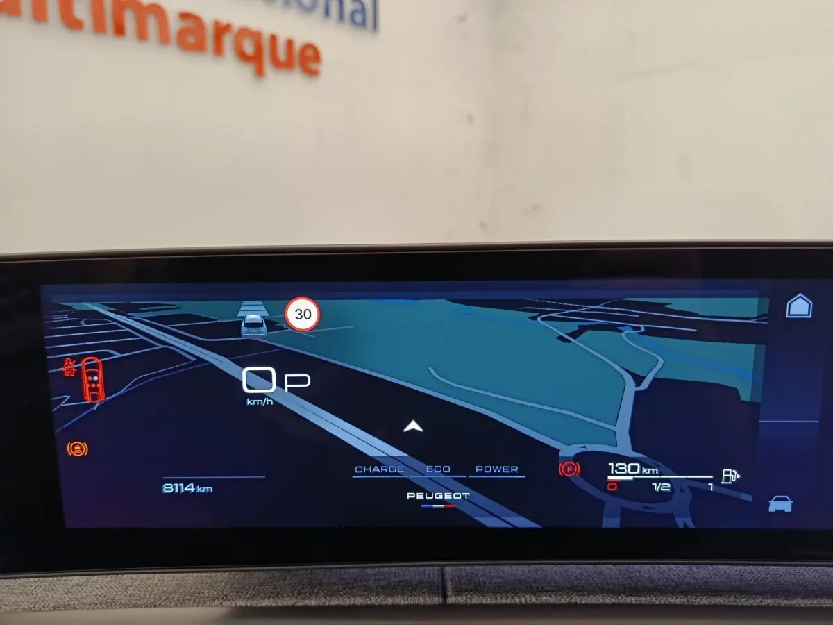 Affichage numérique 21 pouces du tableau de bord du Peugeot 3008 hybride, avec navigation 3D et infos trafic.