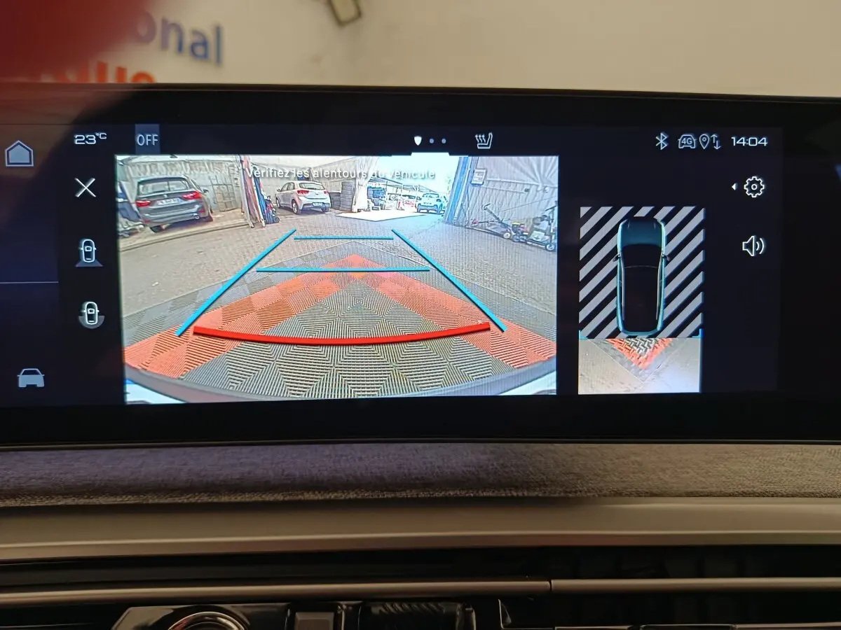 Écran tactile central du Peugeot 3008 bleu montrant la caméra de recul et l’aide au stationnement en vue arrière.