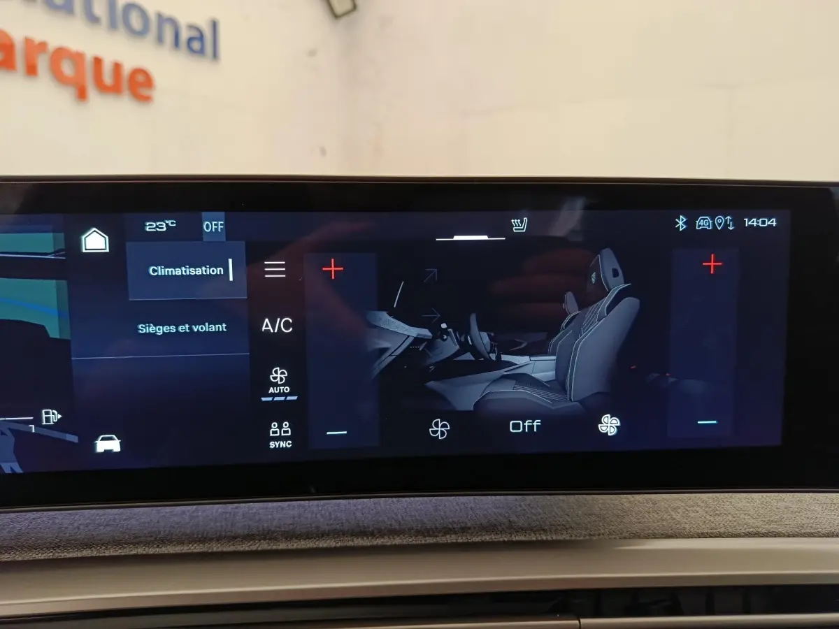 Écran tactile central du Peugeot 3008 bleu 2025 affichant les réglages climatisation et sièges chauffants.