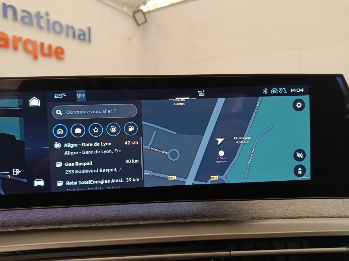 Écran tactile central du tableau de bord du Peugeot 3008 bleu, affichant la navigation GPS en vue paysage.