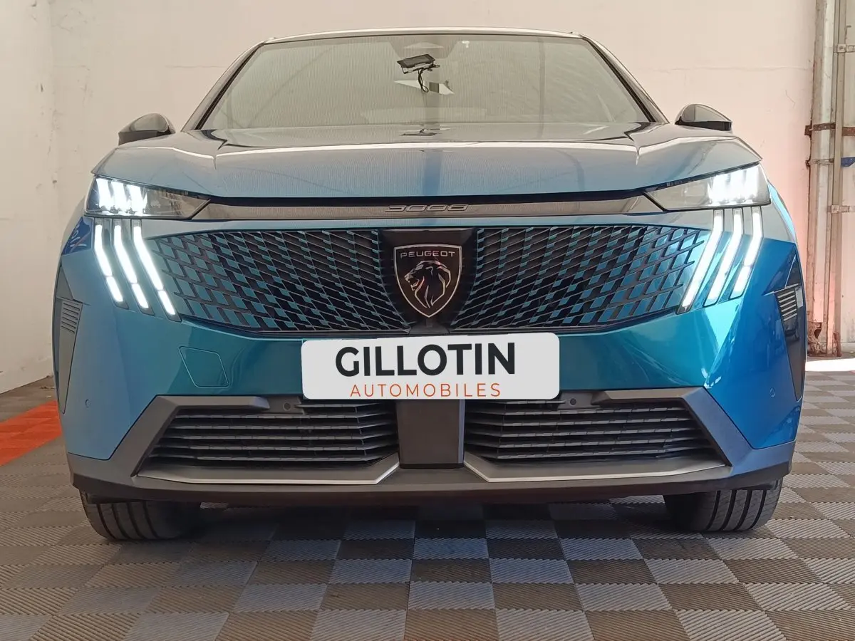Vue frontale d'un Peugeot 3008 bleu avec phares LED distinctifs en forme de griffes et calandre texturée.