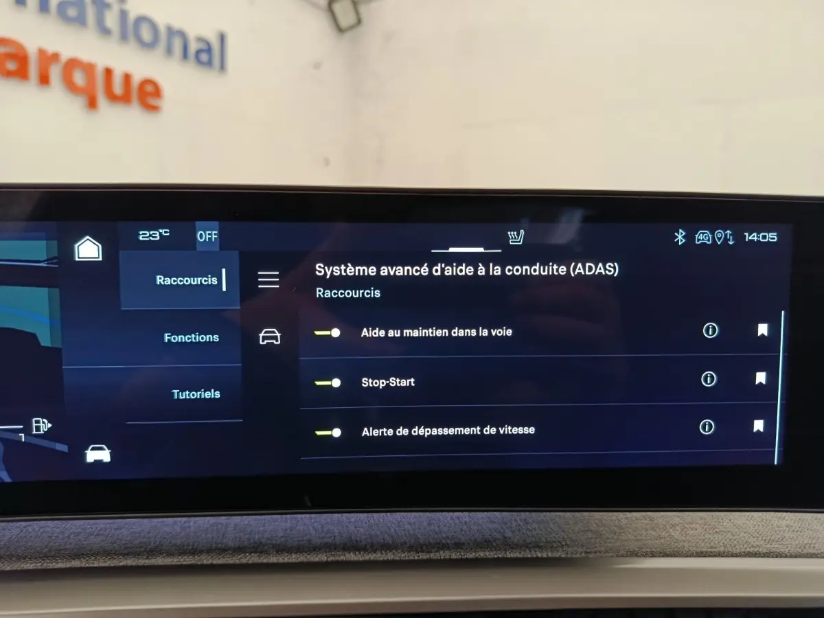 Écran tactile central du Peugeot 3008 bleu, affichant les aides à la conduite avancées en intérieur.